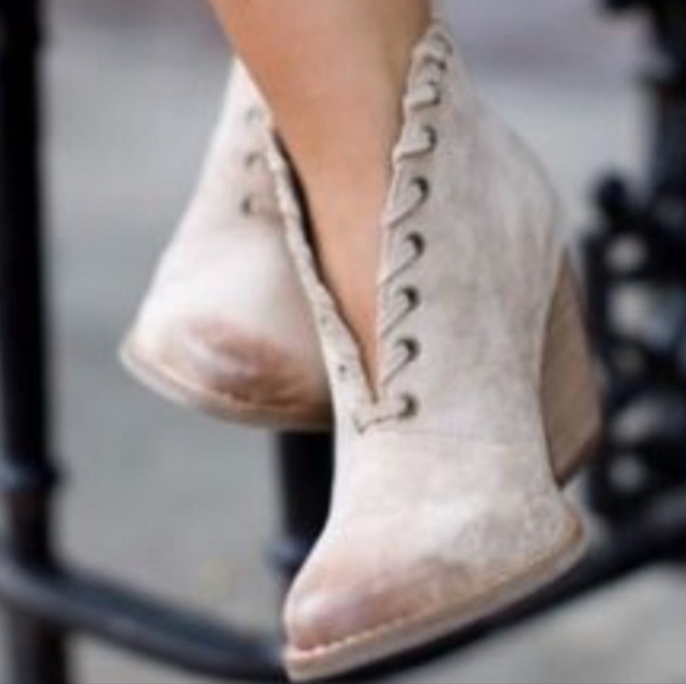 Coconuts by matisse Bamba grey point toe ankle heel bootie